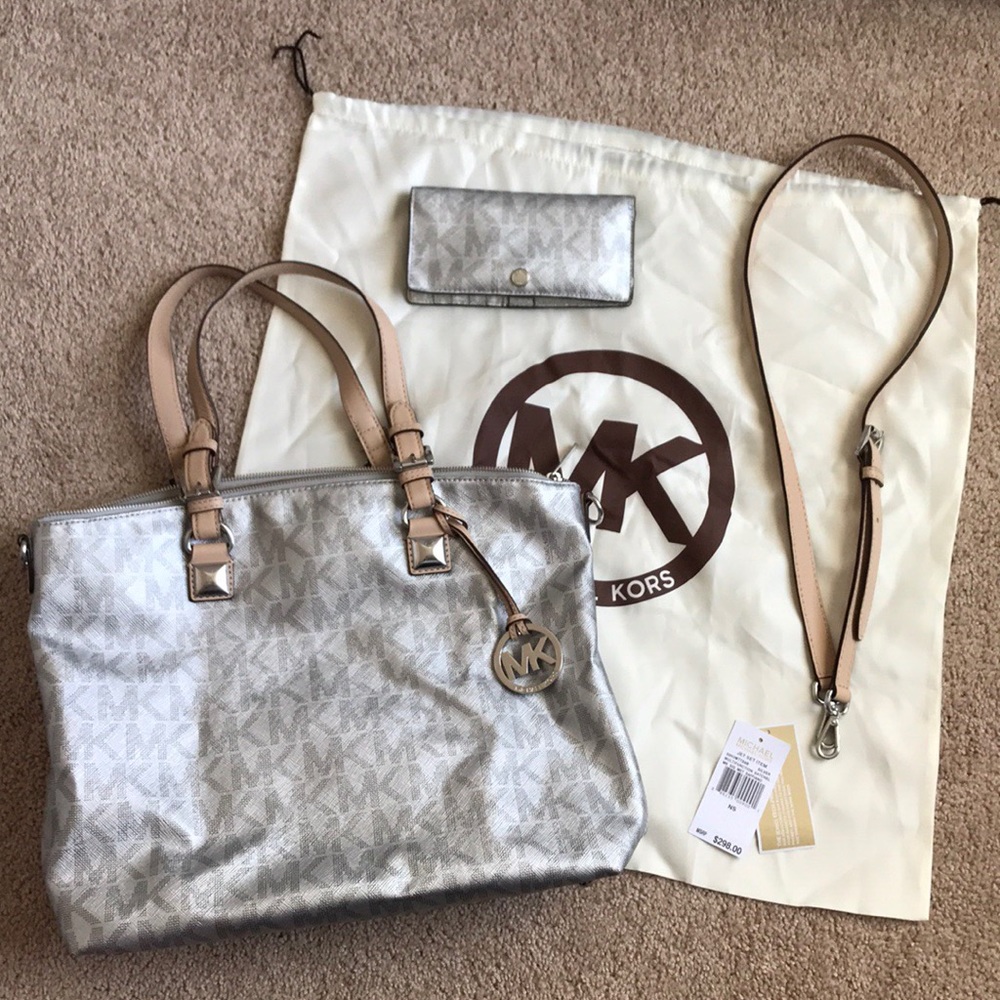 SOLD LOCAL- Michael Kors Purse and wallet set - Picture 1 of 8